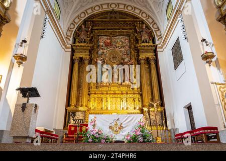 Avila, Spanien, 07.10.21. Barocker, goldverzierter Altar mit der Statue der Heiligen Teresa Jesu im Kloster Santa Teresa, Innenansicht. Stockfoto
