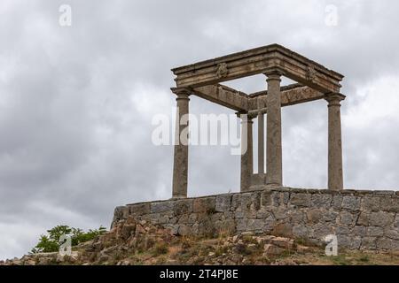 Mirador de los Cuatro Postes (Aussichtspunkt der vier Pfosten), Steindenkmal mit vier dorischen Säulen, alter Haltepunkt für Pilger, dunkler Himmel. Stockfoto