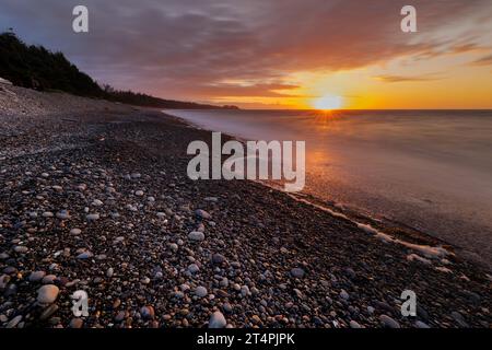 Sonnenuntergang am Agate Beach am Nordufer von Haida Gwaii, British Columbia, Kanada Stockfoto