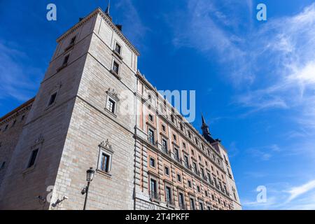 Alcazar von Toledo (Spanien) erneuerte Südfassade, quadratisches Schloss im Renaissancestil mit vier Türmen in den Ecken, in denen sich das Armeemuseum befindet. Stockfoto