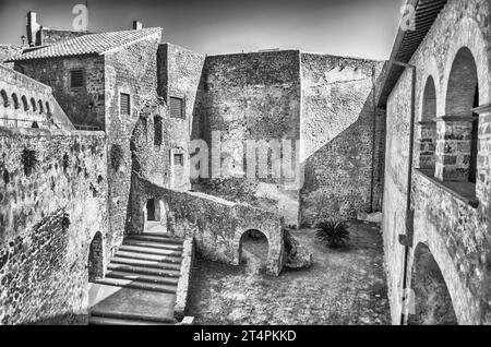 Innenhof des malerischen Castello Orsini-Odescalchi in Bracciano, Latium, Italien Stockfoto