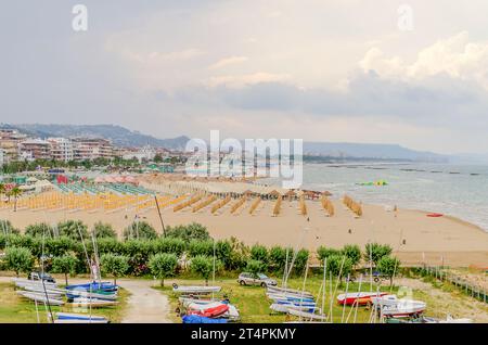 Luftaufnahme der Uferpromenade von Pescara an der Adria, Italien Stockfoto