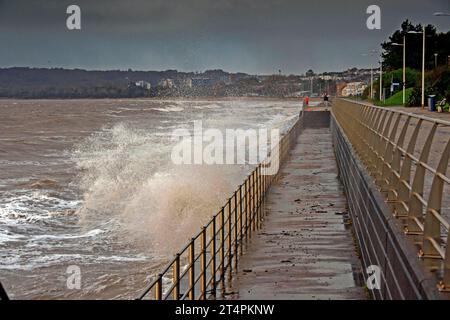 Swansea, Großbritannien. November 2023. Stürmische Meere entlang der Swansea Marina heute, als Storm Ciarán durch Großbritannien zieht und starke Winde und sintflutartige Regenfälle bringt. Quelle: Phil Rees/Alamy Live News Stockfoto