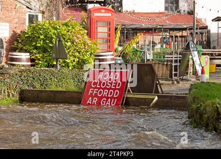 Swansea, Großbritannien. November 2023. Die Straße vor dem Gower Heritage Centre, Swansea, ist heute aufgrund von Überschwemmungen blockiert, da der Sturm Ciarán durch Großbritannien zieht und starke Winde und sintflutartige Regenfälle bringt. Quelle: Phil Rees/Alamy Live News Stockfoto