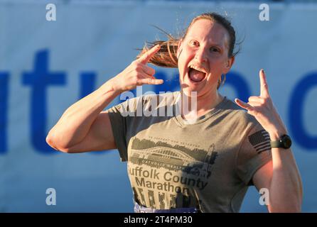 Babylon, New York, USA - 22. Oktober 2023: Eine Frau posiert für die Kamera, während er beim Suffolk County Marathon auf Long Island New Y läuft Stockfoto