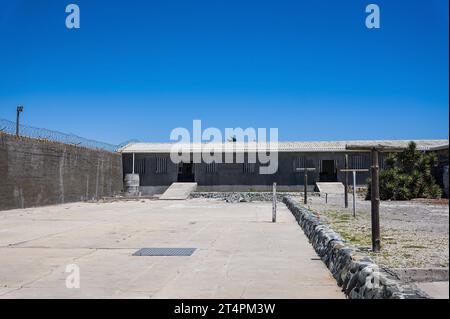 29.10.2023, xovx, Politik, Reise. Robben Island - Gefängnisinsel vor Kapstadt Gefängnishof des Zellenblocks des Hochsicherheitstrakts auf der Gefängnisinsel Robben Island vor der Küste von Kapstadt, in dem Nelson Mandela über 18 Jahre seiner Gefangenschaft in Einzelhaft inhaftiert war. Der spätere Präsident Südafrikas Nelson Mandela verbrachte hier von 1964 bis 1982 seiner insgesamt 27-jährigen Gefangenschaft, zumeist bei Einzelhaft und unmenschlichen Bedingungen. Die Insel Robben ist eine Insel zwölf Kilometer vor der südafrikanischen Stadt Kapstadt. In dem einstigen Gefängnis auf der Insel wu Stockfoto