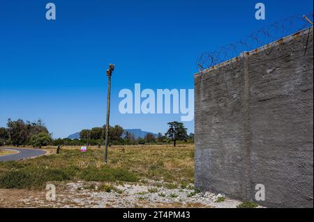 29.10.2023, xovx, Politik, Reise. Robben Island - Gefängnisinsel vor Kapstadt Außenansicht des Zellenblocks des Hochsicherheitstrakts mit Blick auf den Tafelberg auf der Gefängnisinsel Robben Island vor der Küste von Kapstadt, in dem Nelson Mandela über 18 Jahre seiner Gefangenschaft in Einzelhaft inhaftiert war. Der spätere Präsident Südafrikas Nelson Mandela verbrachte hier von 1964 bis 1982 seiner insgesamt 27-jährigen Gefangenschaft, zumeist bei Einzelhaft und unmenschlichen Bedingungen. Die Insel Robben ist eine Insel zwölf Kilometer vor der südafrikanischen Stadt Kapstadt. In dem einstigen Stockfoto