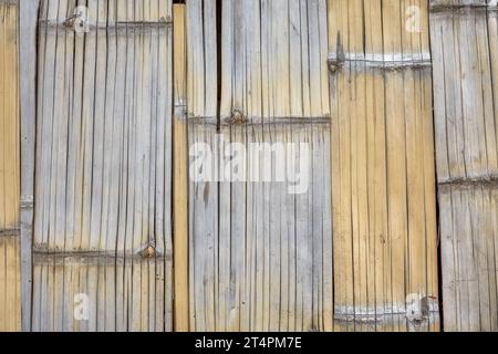 Nahaufnahme von Bambusmatte Wand, natürlicher Hintergrund. Stockfoto