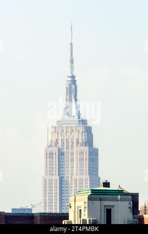 NEW YORK CITY - MAI 30: Blick auf das ikonische Empire State Building in Midtown Manhattan, New York City, USA, 30. Mai 2013. Das Empire State Building ist es Stockfoto