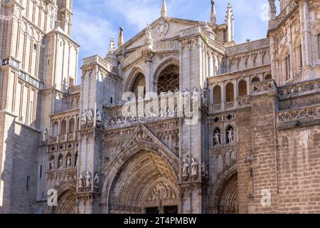 Kathedrale von Toledo (die Primatiale Kathedrale der Heiligen Maria von Toledo) reich verzierte gotische Fassade mit Puerta del Perdon (Portal der Vergebung). Stockfoto