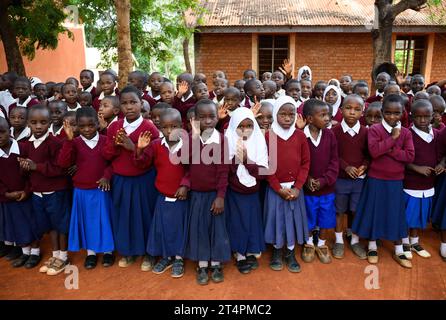 Songea, Tansania. November 2023. Während des Besuchs von Präsident Steinmeier stehen Schüler der Maji-Maji-Grundschule in Songea auf dem Schulhof. Steinmeier beendete seine Tansania-Reise am Mittwoch mit seinem Besuch in Songea. Quelle: Bernd von Jutrczenka/dpa/Alamy Live News Stockfoto