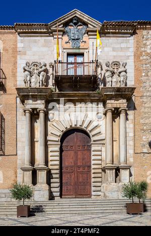 Toledo, Spanien, 08.10.21. Hauptportal und Fassade des Erzbischofspalastes von Toledo (Palacio Arzobispal de Toledo) mit Säulen, Tympanon und Skulpturen. Stockfoto