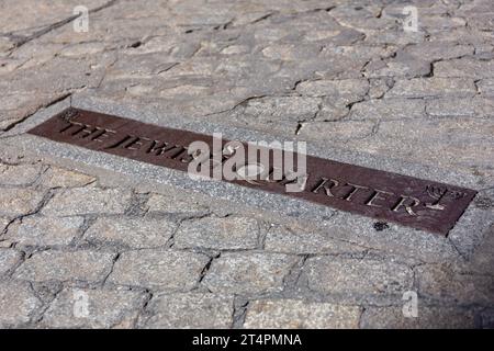 Das Metallschild des jüdischen Viertels auf der Kopfsteinpflasterstraße von Toledo, Spanien. Nahaufnahme, die die Grenzen des jüdischen Viertels anzeigt. Stockfoto