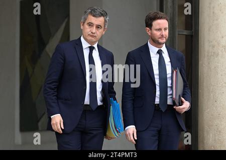 Paris, Frankreich. 31. Oktober 2023. Julien Mattia/Le Pictorium - am Ende der Tagung des Ministerrats am 31. Oktober 2023. - 31/10/2023 - Frankreich/Ile-de-France (Region)/Paris - der Minister des Innern und des Überseegebiets, Gerald Darmanin, und der Delegierte des Verkehrsministers Clement Beaune, verlassen den Ministerrat am 31. Oktober 2023 im Elysee. Quelle: LE PICTORIUM/Alamy Live News Stockfoto