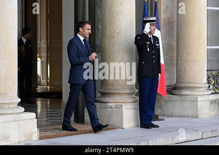 Paris, Frankreich. 31. Oktober 2023. Julien Mattia/Le Pictorium - Emmanuel Macron empfängt Roberta Metsola - 31/10/2023 - France/Ile-de-France (Region)/Paris - der Präsident der Französischen Republik Emmanuel Macron empfing am 31. Oktober 2023 die Präsidentin des Europäischen Parlaments, Roberta Metsola, im Elysee-Palast. Quelle: LE PICTORIUM/Alamy Live News Stockfoto