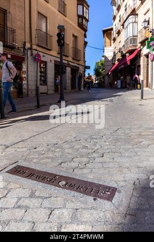 Das Metallschild des jüdischen Viertels auf der Kopfsteinpflasterstraße von Toledo, Spanien, zeigt die Grenzen des jüdischen Viertels an, Straße mit Gebäudefassaden. Stockfoto