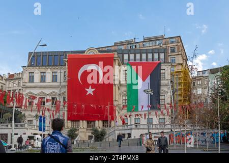 Istanbul, Türkei - 19. Oktober 2023: Menschen auf dem Platz in Istanbul mit türkischen und palästinensischen Fahnen hängen draußen auf der Straße, um Unterstützung zu zeigen Stockfoto