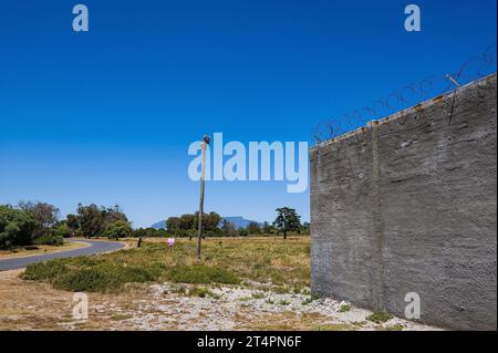 29.10.2023, xovx, Politik, Reise. Robben Island - Gefängnisinsel vor Kapstadt Außenansicht des Zellenblocks des Hochsicherheitstrakts mit Blick auf den Tafelberg auf der Gefängnisinsel Robben Island vor der Küste von Kapstadt, in dem Nelson Mandela über 18 Jahre seiner Gefangenschaft in Einzelhaft inhaftiert war. Der spätere Präsident Südafrikas Nelson Mandela verbrachte hier von 1964 bis 1982 seiner insgesamt 27-jährigen Gefangenschaft, zumeist bei Einzelhaft und unmenschlichen Bedingungen. Die Insel Robben ist eine Insel zwölf Kilometer vor der südafrikanischen Stadt Kapstadt. In dem einstigen Stockfoto