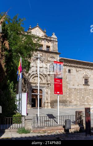 Toledo, Spanien, 08.10.21. Museum von Santa Cruz, Eingang mit plateresque Fassade und Portal, Gebäude aus dem 16. Jahrhundert, ehemaliges Hospital de Santa Cruz. Stockfoto