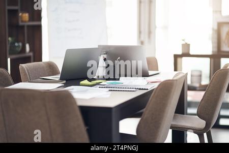 Erfolg wird in diesem Bereich erstellt. Stillleben von Laptops und Papierkram auf einem Tisch in einem modernen Büro. Stockfoto