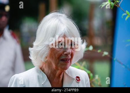 Nairobi, Kenia. November 2023. Königin Camilla bei einem Besuch des Brooke Esel Sanctuary in Nairobi. Königin Camilla und König Karl III. Sind auf Einladung von Präsident William Ruto zu einem Staatsbesuch in Kenia. Quelle: SOPA Images Limited/Alamy Live News Stockfoto