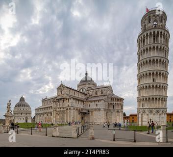 Die wunderschöne Piazza dei Miracoli mit dem Schiefen Turm, Pisa, Italien Stockfoto