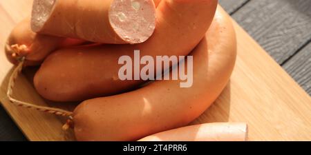 Ein Ring Lyon-Wurst vom Grill Stockfoto