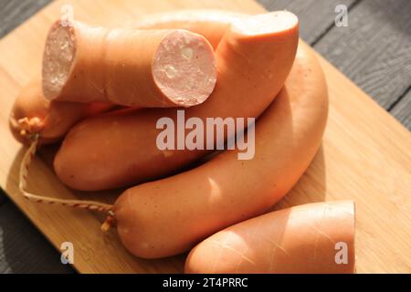 Ein Ring Lyon-Wurst vom Grill Stockfoto