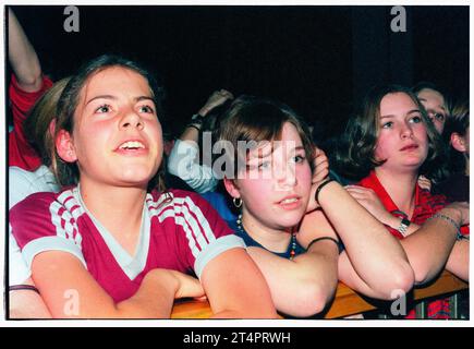 BRITPOP-FANS, BRISTOL UNIVERSITY, 1996: Junge Fans in der Menge kämpfen gegen die Sicherheitsbarriere während des Heavy Stereo-Sets auf der NME Tour in der Bristol University Anson Rooms in Bristol, England, Großbritannien im Januar 1996. Foto: Rob Watkins Stockfoto