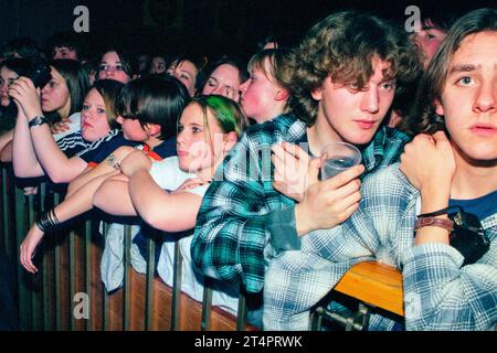 BRITPOP-FANS, BRISTOL UNIVERSITY, 1996: Junge Fans in der Menge kämpfen gegen die Sicherheitsbarriere während des Heavy Stereo-Sets auf der NME Tour in der Bristol University Anson Rooms in Bristol, England, Großbritannien im Januar 1996. Foto: Rob Watkins Stockfoto