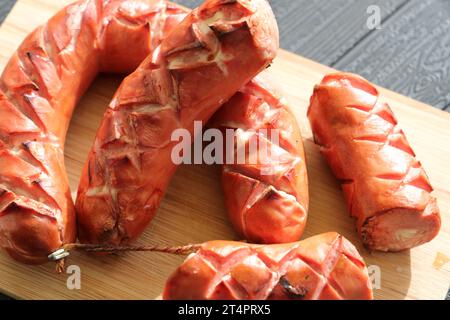 Ein Ring Lyon-Wurst vom Grill Stockfoto