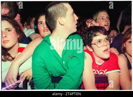 BRITPOP-FANS, NEWPORT CENTRE, 1996: Junge Britpop-Fans in der Menge kämpfen gegen die Sicherheitsbarriere während des Ash-Konzerts am 21. Mai 1996 im Newport Centre in Wales. Foto: Rob Watkins Stockfoto