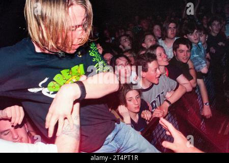 CROWD SURFING BOY, NEWPORT CENTRE, 1996: Junge Britpop-Fans in der Menge kämpfen gegen die Sicherheitsbarriere während des Ash-Konzerts im Newport Centre in Newport, Wales, Großbritannien am 21. Mai 1996. Foto: Rob Watkins Stockfoto