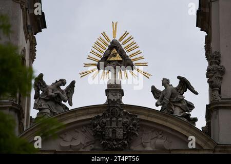 Symbol des Auges der Vorsehung an der Fassade der Pfarrei Saint Anne in Upper Watertown (Ungarisch Felsővízivá. Budapest, Ungarn - 7. Mai 2019 Stockfoto