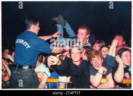 CROWD SURFING BOY, BRISTOL UNIVERSITY, 1996: Junge Fans in der Menge kämpfen gegen die Sicherheitsbarriere während der Bluetones Tour in der Bristol University Anson Rooms in Bristol, England, Großbritannien im Januar 1996. Foto: Rob Watkins Stockfoto