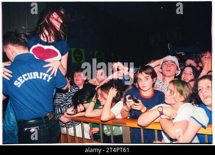 CROWD SURFING GIRL, BRISTOL UNIVERSITY, 1996: Junge Fans in der Menge kämpfen gegen die Sicherheitsbarriere während der Bluetones Tour in der Bristol University Anson Rooms in Bristol, England, Großbritannien im Januar 1996. Foto: Rob Watkins Stockfoto