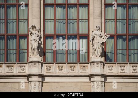 Statuen auf der Außenseite eines Gebäudes der Vigadó (Ort der Merrimen), Budapests zweitgrößter Konzertsaal, am östlichen Ufer der Donau. Buda Stockfoto