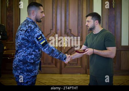 Kiew, Ukraine. 31. Oktober 2023. Ukrainischer Präsident Wolodymyr Zelenskyj, rechts, überreicht eine Medaille an einen ukrainischen Grenzschutz während einer Zeremonie zu Ehren des Internationalen Aktionstages des Schwarzen Meeres im Mariinski-Palast am 31. Oktober 2023 in Kiew, Ukraine. Kredit: Ukrainischer Ratsvorsitz/Pressestelle Des Ukrainischen Präsidenten/Alamy Live News Stockfoto