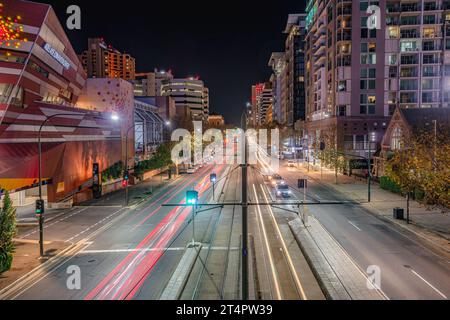 Nachtblick auf die North Terrace in Adelaide Stockfoto