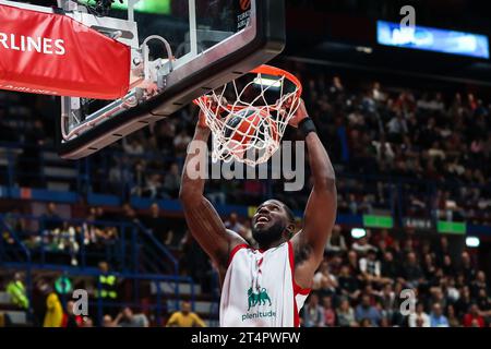 Mailand, Italien. 31. Oktober 2023. Alex Poythress #2 der EA7 Emporio Armani Milan dunks während der regulären Saison der Turkish Airlines EuroLeague Runde 2 zwischen EA7 Emporio Armani Milan und Maccabi Playtika Tel Aviv im Mediolanum Forum. Endresultate; EA7 Mailand 90 | 98 Makkabi. (Foto: Fabrizio Carabelli/SOPA Images/SIPA USA) Credit: SIPA USA/Alamy Live News Stockfoto