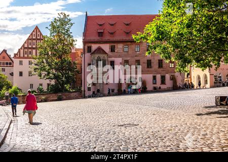 Nürnberg, Deutschland - 26. Juli 2023: Blick auf Altstadt und St. Sebaldus-Kirche auf dem Sebalderplatz in Nürnberg in Franken, Bayern, Deutschland. Stockfoto