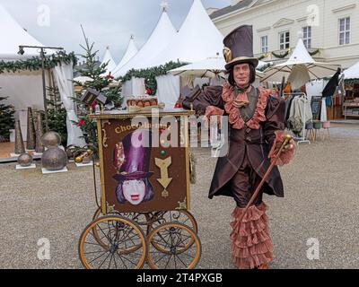 Winterzauber in Herrenhausen ein Highlight ist beim diesjährigen Winterzauber Monsieur Chocolat Christian West *** Winterzauber in Herrenhausen Ein Highlight ist in diesem Jahr Winterzauber Monsieur Chocolat Christian West Copyright: XBerndxGüntherx Credit: Imago/Alamy Live News Stockfoto