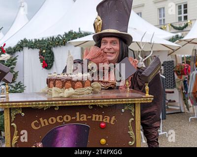 Winterzauber in Herrenhausen ein Highlight ist beim diesjährigen Winterzauber Monsieur Chocolat Christian West *** Winterzauber in Herrenhausen Ein Highlight ist in diesem Jahr Winterzauber Monsieur Chocolat Christian West Copyright: XBerndxGüntherx Credit: Imago/Alamy Live News Stockfoto