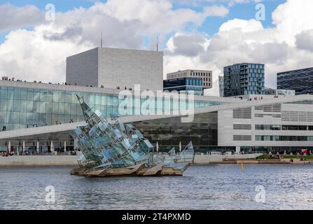 Ein Bild des Opernhauses von Oslo und der Skulptur She Lies, entworfen von Monica Bonvicini im Jahr 2007. Stockfoto