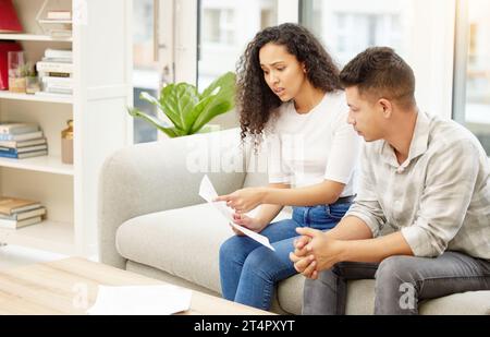 Was werden wir tun? Ein junges Paar, das gestresst aussieht, während er einen Räumungsbescheid hält. Stockfoto