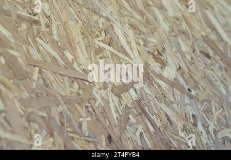 OSB-Platten aus braunen Holzspäne, geschliffen in einen Holzhintergrund. Draufsicht auf OSB-Holzfurnier Hintergrund enge Oberflächen Stockfoto