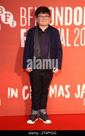 Archie Yates nimmt an der „JoJo Rabbit“ European Premiere während des 63. BFI London Film Festivals am Odeon Luxe Leicester Square in London Teil. Stockfoto