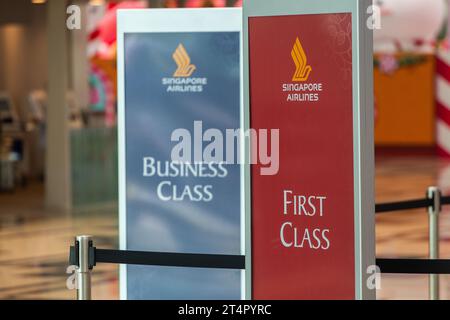Schild für Passagiere der Business-Klasse und First-Class, die mit dem Flugdienst von Singapore Airlines abreisen. Flughafen Changi Terminal 3. Stockfoto