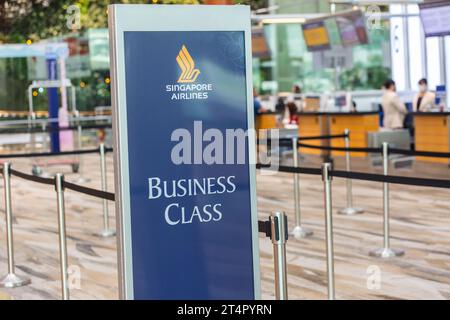 Schild für Passagiere der Business-Klasse, die mit dem Singapore Airlines Service-Flug zum Check-in abreisen. Flughafen Changi Terminal 3. Stockfoto
