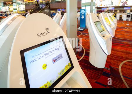 Automatisierte Check-in-Automaten am Changi Airport Terminal bieten schnellen Service und das Drucken von Bordkarten für ausgewählte Fluggesellschaften – ideal für redaktionelle Zwecke. Stockfoto